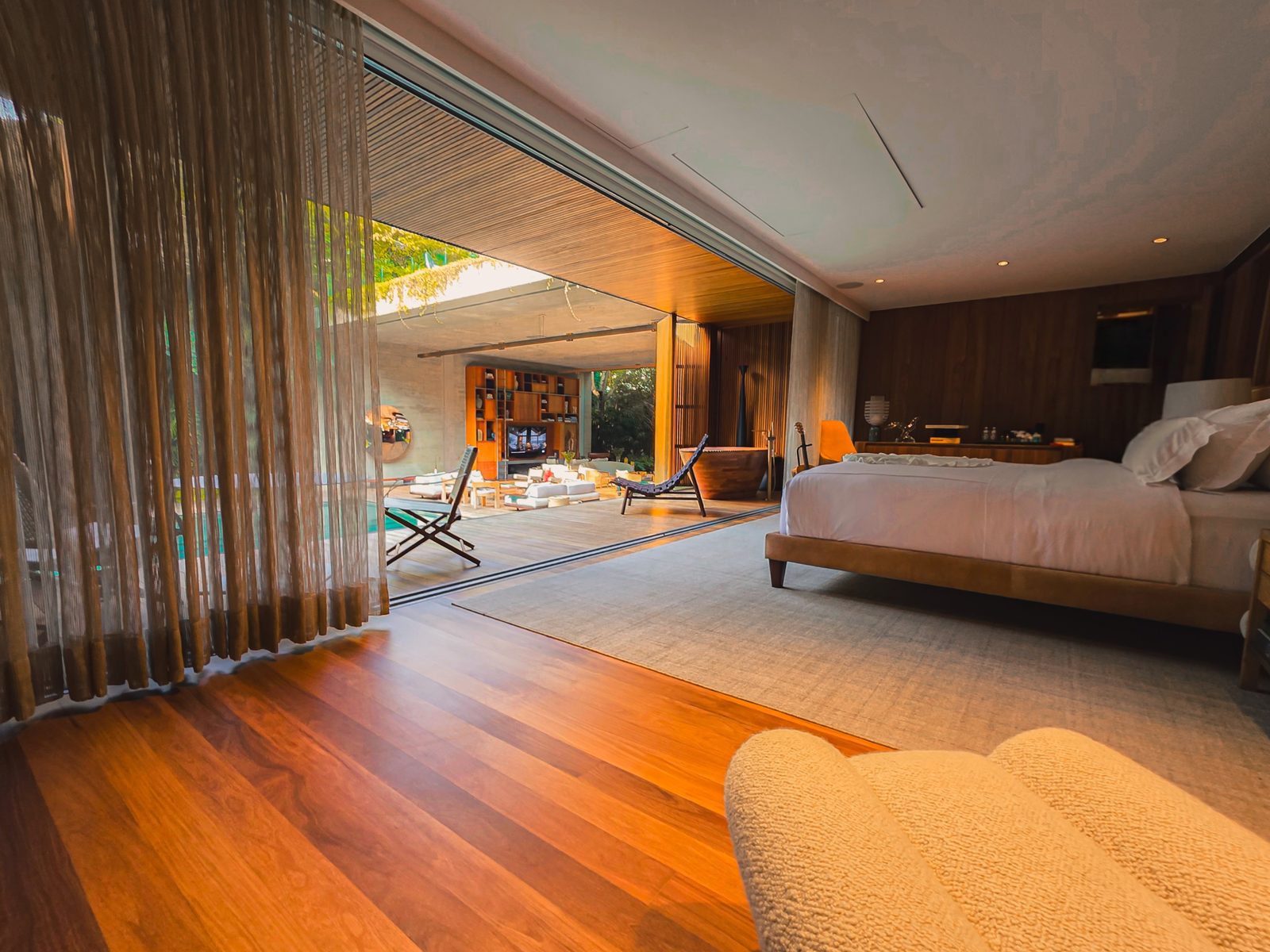 Suíte com automação completa de iluminação, portas de correr e cortinas, vista para living e piscina, residência nos Jardins