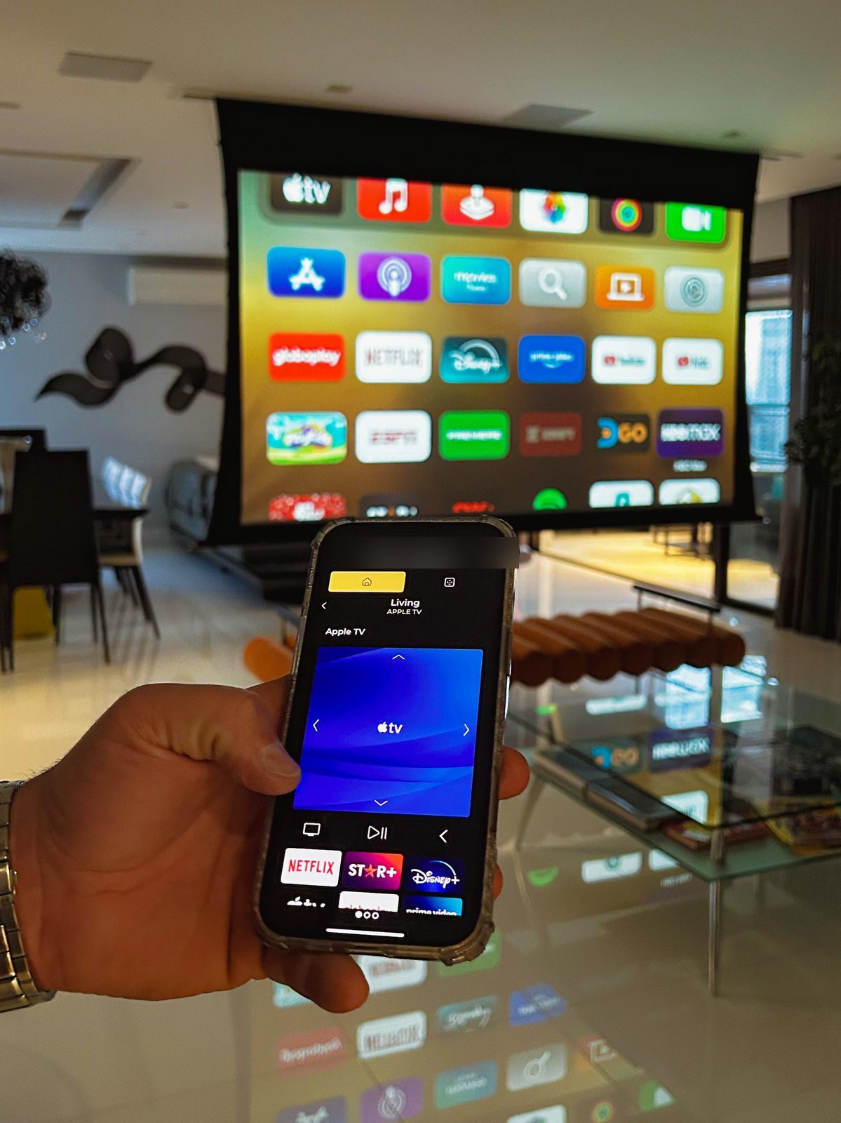 Controle do projetor de home theater pelo celular, rede e automação renovadas, apartamento em Moema